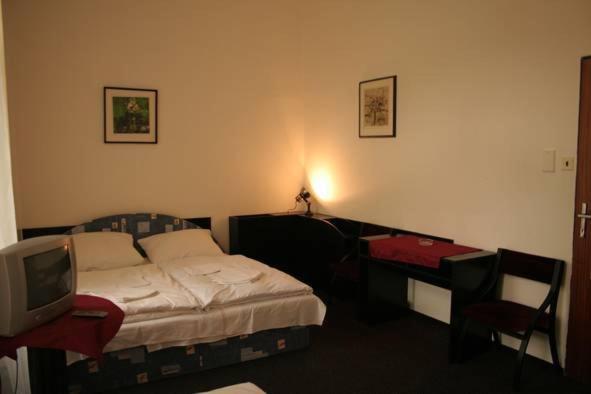 Hotel Posta Benesov  Extérieur photo