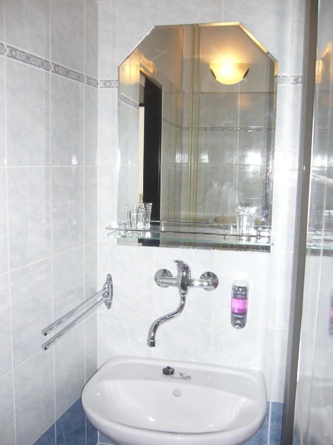 Hotel Posta Benesov  Extérieur photo