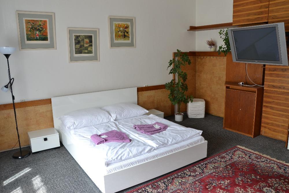 Hotel Posta Benesov  Extérieur photo