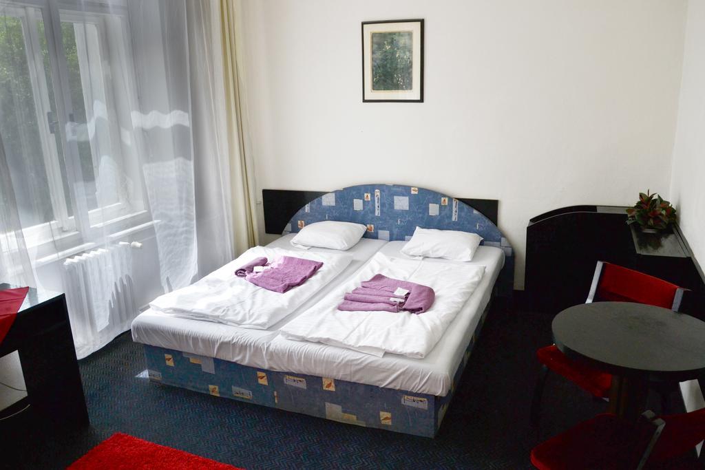 Hotel Posta Benesov  Extérieur photo