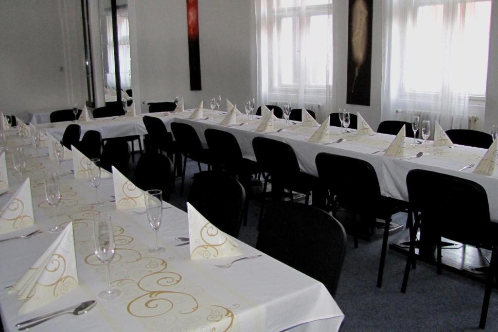 Hotel Posta Benesov  Extérieur photo